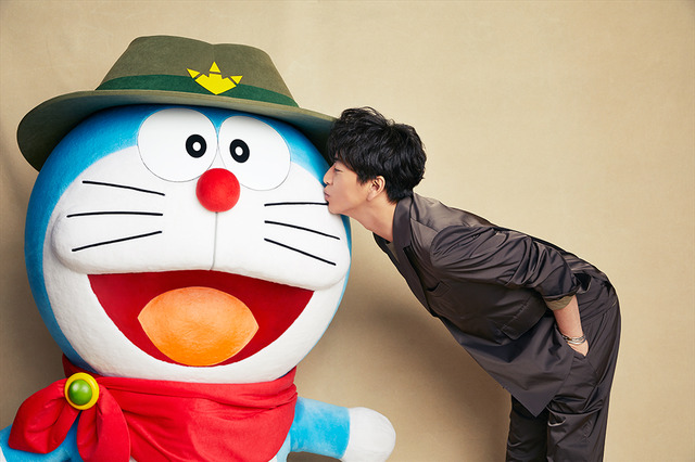 木村拓哉がドラえもんにキス！雑誌「Oggi」表紙でドラえもんと共演 画像