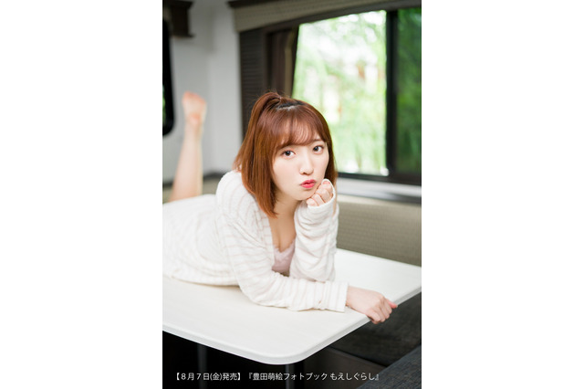 バンドリ！声優・豊田萌絵、フォトブック 中身をチラ見せ！ 撮り下ろし新規収録は“キャンプデート”シチュ 画像