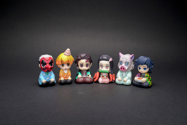 「鬼滅の刃」炭治郎たちがちょこんと正座！「ABEMA」の新フィギュアブランド第1弾が登場 画像