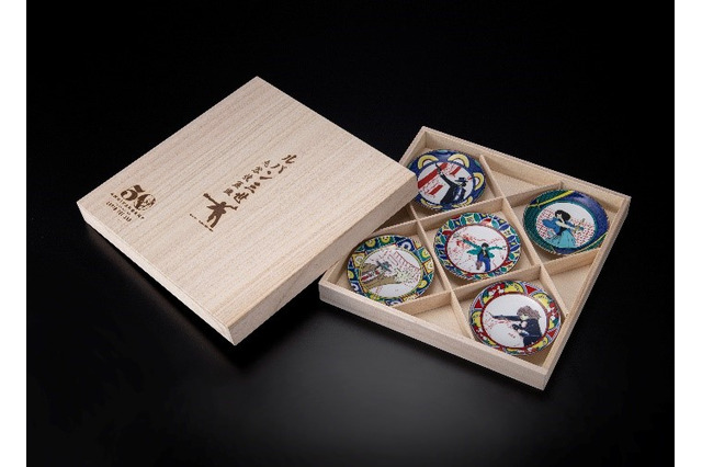 「ルパン三世」アニメ化50周年、ルパンの世界観を九谷焼の色絵で再現した豆皿セットが登場 画像