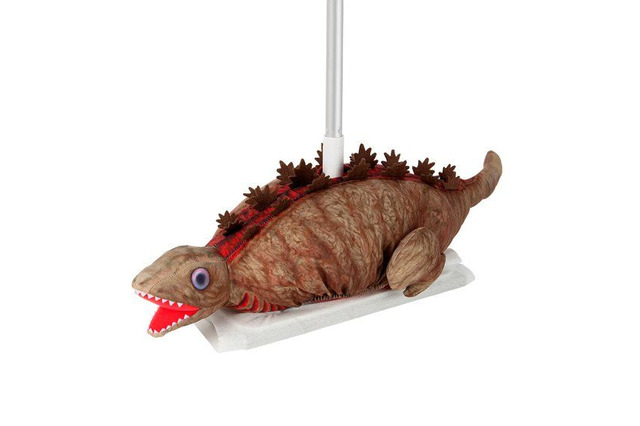 「シン・ゴジラ」“蒲田くん”こと、ゴジラ第2形態が部屋をかわいく（？）徘徊！ フローリングワイパーカバー登場 画像