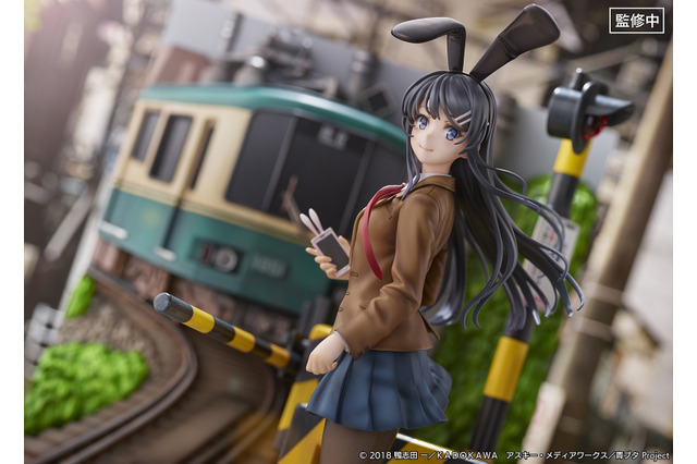 「青春ブタ野郎」桜島麻衣“デートの続きをしてあげる―”江ノ電 Ver.フィギュアが登場 画像