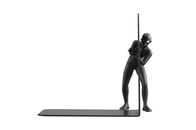 「名探偵コナン」“犯人”が本の隙間から覗いてる!? コナンの有名キャラ（？）がブックエンドで登場 画像