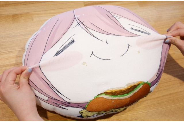 「ゆるキャン△」中学時代のなでしこのほっぺを再現！ むにゃもちクッションなど、最新グッズ 画像