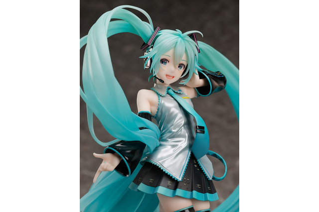 「初音ミク」アート展“初音ミク・クロニクル”の等身大立像が1/7スケールフィギュア化！ 弾ける笑顔、輝くツインテに注目 画像