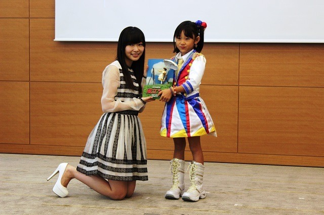 指原莉乃が6歳児の写真にびっくり　「風立ちぬ」空の写真コンテスト授賞式 画像