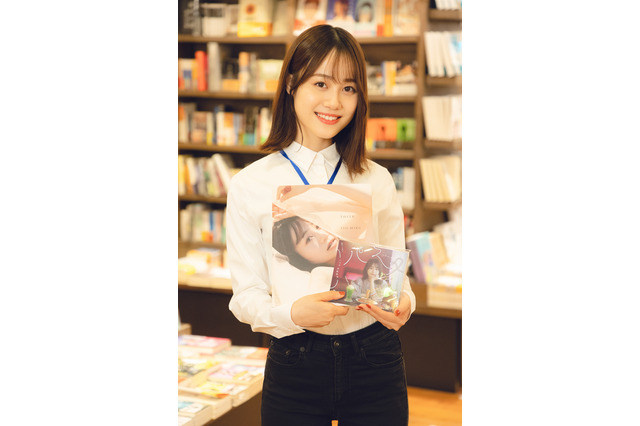 伊藤美来 写真集「Sheer」とシングル「パスタ」連動購入特典決定！TSUTAYA店長姿のフォトカードをプレゼント 画像