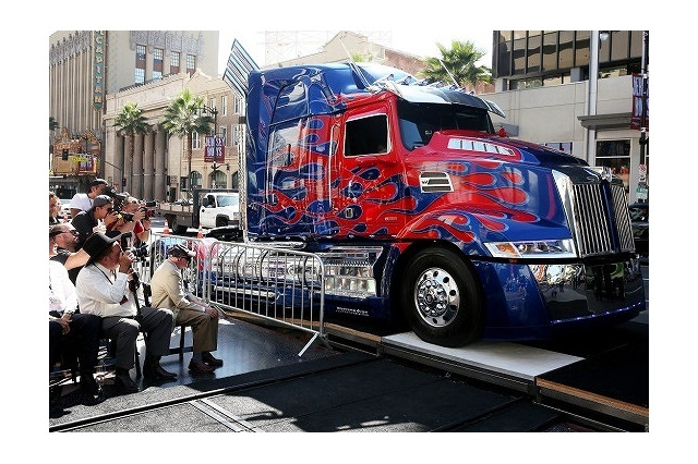 トランスフォーマー オプティマスがハリウッドの殿堂入り　足跡でなく「タイヤ跡」を刻む 画像