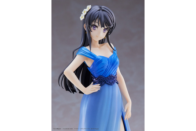 「青春ブタ野郎はゆめみる少女の夢を見ない」青いドレスを着て撮影中の桜島麻衣がフィギュア化！ 画像