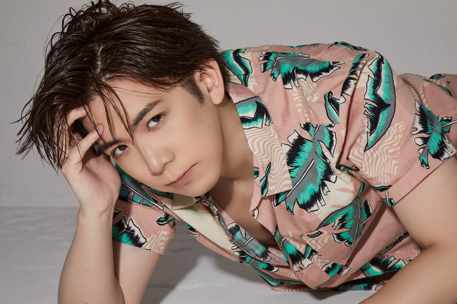 声優・伊東健人「だんだんシャツをはだけさせ…」写真家レスリー・キーと初セッション！「TVガイド」 画像