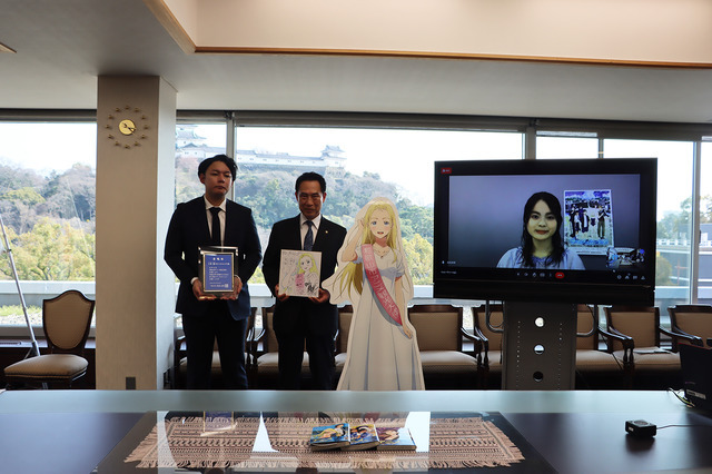 春アニメ「サマータイムレンダ」ヒロインの小舟潮が「和歌山市アニメ観光大使」に就任！和歌山城をバックに記念撮影 画像