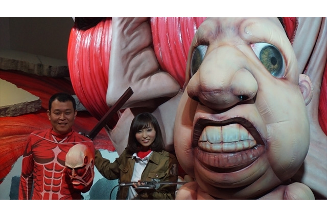 「進撃の巨人展」セレモニーに吉木りさが登場　襲い掛かる2m級の巨人、その正体は… 画像