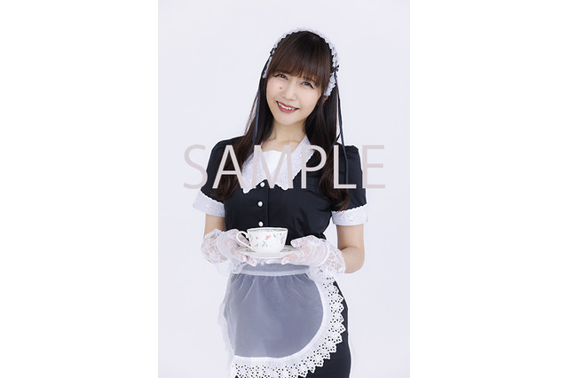 声優・井上喜久子、学生服＆メイド服姿を披露♪初エッセイの表紙＆特典コスプレ画像が公開 画像