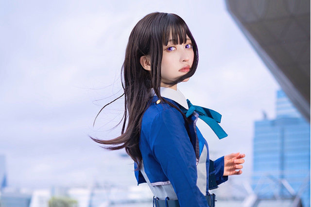 【コスプレ】「コミケ100」颯爽と銃を構える『リコリコ』井上たきなが美しい！人気レイヤー・猫田あしゅ【写真7枚】 画像