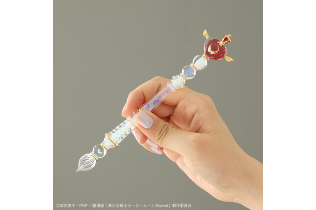 「美少女戦士セーラームーン」1本1本手作りされたガラスペンの美しさに注目！ 30周年フレーム切手セットに特別版が登場 画像