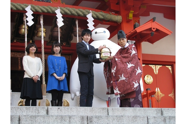 ベイマックス、産みの親と対面 大ヒット御礼&アカデミー賞受賞祈願、花園神社へ 画像