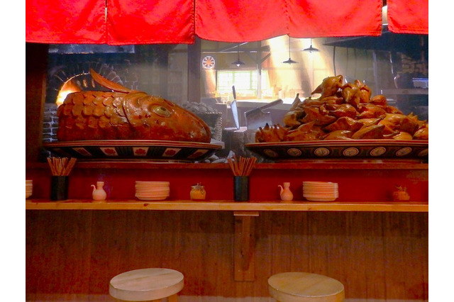 ジブリパーク11月1日よりオープン！「千と千尋の神隠し」カオナシ、湯婆婆、龍になったハクまで集結！ 豚に変身しちゃう屋台のフォトスポットも!? 画像