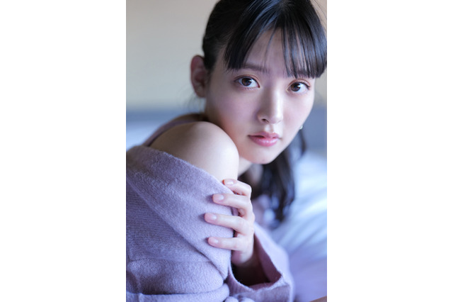 声優・上坂すみれ、ニット姿＆チャイナ服、お酒にほころぶ表情も♪ 2nd写真集「すみれのゆめ」表紙＆先行カット 画像