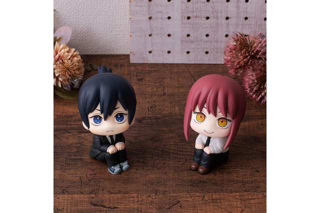 「チェンソーマン」早川アキ＆マキマ体育座りでてのひらにすっぽり！“るかっぷ”になって登場♪ 画像