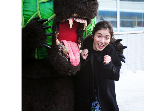 ゆうばり国際ファンタいよいよスタート　松岡茉優がメロン熊にびっくり！「気持ち悪い（笑）」 画像