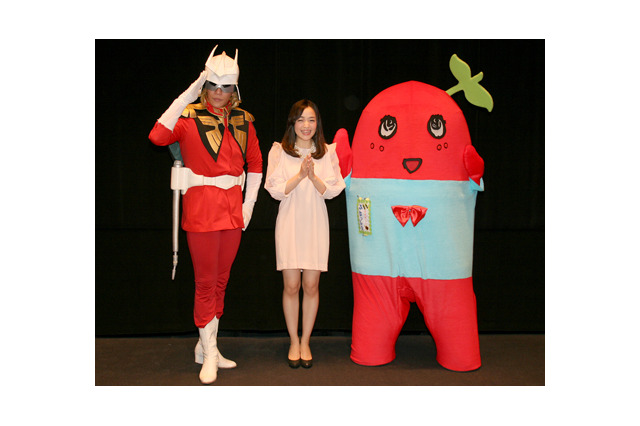 「機動戦士ガンダム THE ORIGIN」記者会見に潘めぐみと赤いふなっしーが登壇 画像