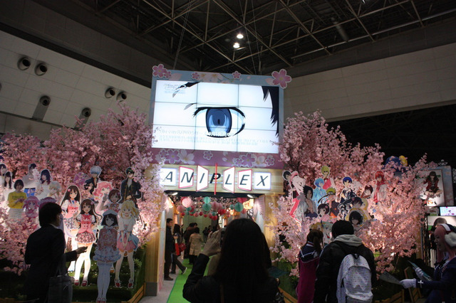 桜がテーマ！アニプレックスブース「アイマス シンデレラガールズ」、「冴えない彼女の育て方」の等身大パネルが登場 画像