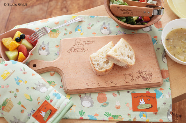 「となりのトトロ」天然木を使ったキッチンアイテム登場！ トトロがどんぐりや野菜を運ぶ姿がキュート♪ 画像
