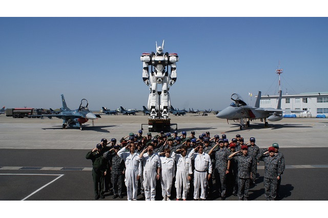 イングラムが 航空自衛隊築城基地に表敬訪問 F-2＆F-15とコラボ実現 画像