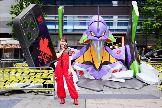 「エヴァンゲリオン」“初号機”巨大立像や、“アスカ”風衣装の内田理央も登場！ 歌舞伎町で 「CASETiFY」コラボイベント開催 画像
