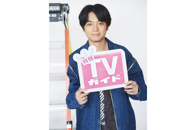 声優・榎木淳弥、秋アニメ「め組の大吾」にちなんで“ミニ消防車”と撮影！ 「月刊TVガイド2023年11月号」 画像