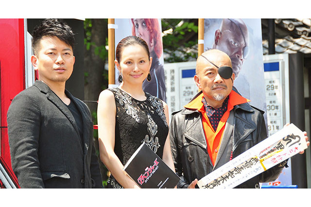 「アベンジャーズ」ヒットを祈願！米倉涼子、竹中直人、宮迫博之が弓に挑戦 画像