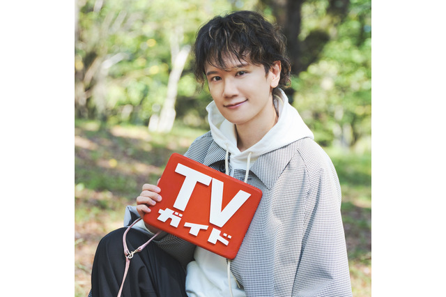 声優・KENNがワンちゃんと公園ロケでにっこり♪ 「週刊TVガイド」購入者特典は生写真！ コメントも到着 画像