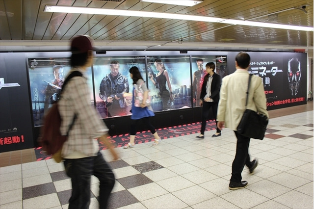 新宿に新旧ターミネーターが並ぶ新名所誕生！通り過ぎるとセンサーが感知して… 画像