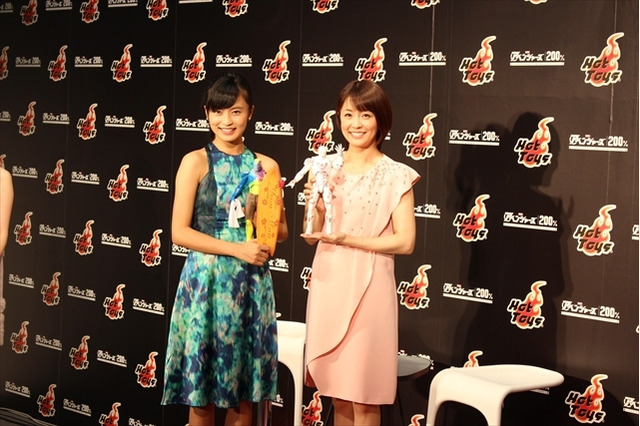 「アベンジャーズ200%ホットトイズ」大ファンの小島瑠璃子と小林麻耶が登壇　オリジナルアイアンマンを披露 画像