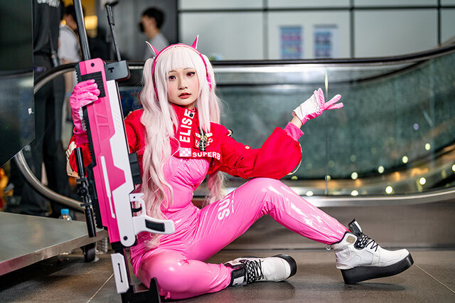 【コスプレ】「NIKKE」アリスの座りポーズにこだわりました！ シンガポールで見つけたキュートな美女レイヤー【写真10枚】 画像