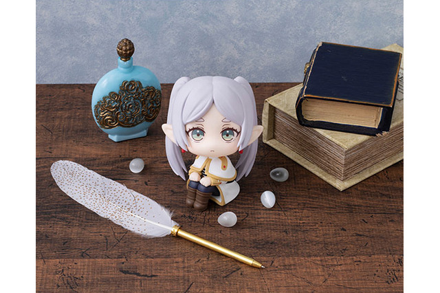 「葬送のフリーレン」おすわり＆見上げポーズがキュート♪ フリーレンがデフォルメフィギュアシリーズ「るかっぷ」に登場 画像