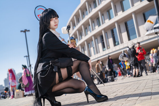 黒ストッキングに包まれた美脚、艶やかな黒髪、クールな容貌… 「ブルアカ」リオのカリスマ的な美しさが完璧！ 人気レイヤー・月海つくね 画像