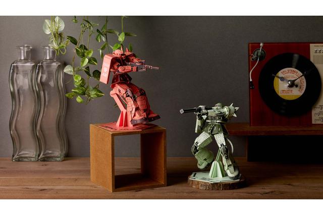 「ガンダム」シャア専用ザク＆量産型ザクを精密に再現！作って飾って楽しい紙製立体パズル登場 画像