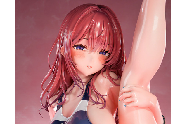 “秘密の水泳教室”で人妻とストレッチ…!? 大胆な水着が豊満ボディを包むフィギュア登場 画像