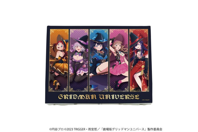 太もも眩しい“魔女”にメロメロ…！「グリッドマンユニバース」ポップアップストアが開催、六花やアカネたちの描き下ろしイラストが魅惑的 画像