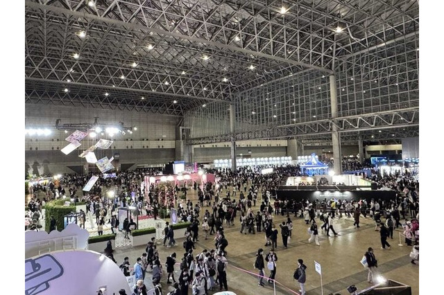 ホロライブの大イベント「hololive SUPER EXPO 2025」行った気分になるかもしれないフォトレポート―等身大フィギュアなど新グッズからメリーゴーランドも！ 画像