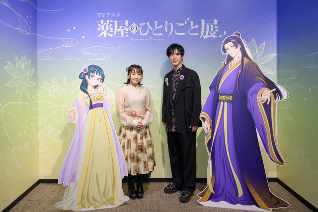 アニメ「薬屋のひとりごと」初の展覧会が開催！悠木碧「スタッフの愛情感じる」、大塚剛央は壬氏の“蜂蜜”グッズ化に驚き【レポ】 画像