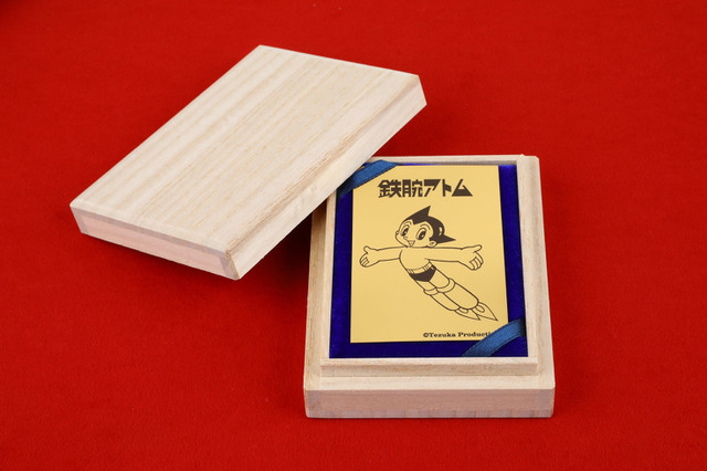 約4万円で「鉄腕アトム」「ブラック・ジャック」手塚キャラが純金カードに！純度99.9％！各50枚限定で登場 画像