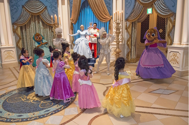 ドレス姿で夢の舞踏会を体験　TDLで女の子ための特別企画 画像