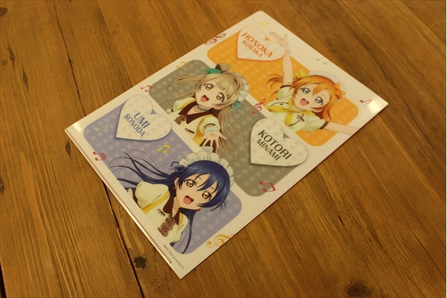 「ラブライブ！」が「ココス」とコラボ！一足先にクリアファイルをゲット、裏面に注目 画像