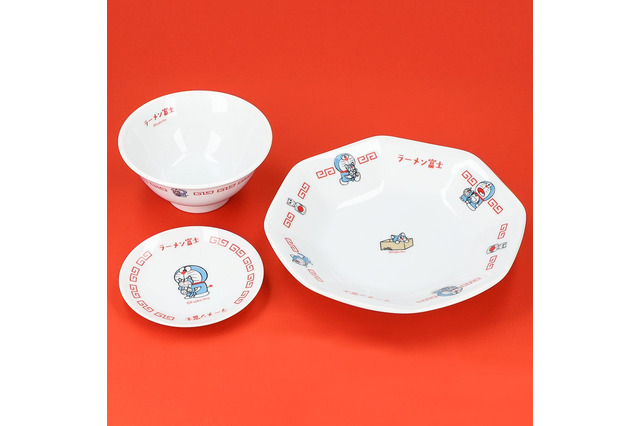 「ドラえもん」“カムカムキャットフードを食べた猫”グッズで町中華気分♪「未来デパート」に新商品登場 画像