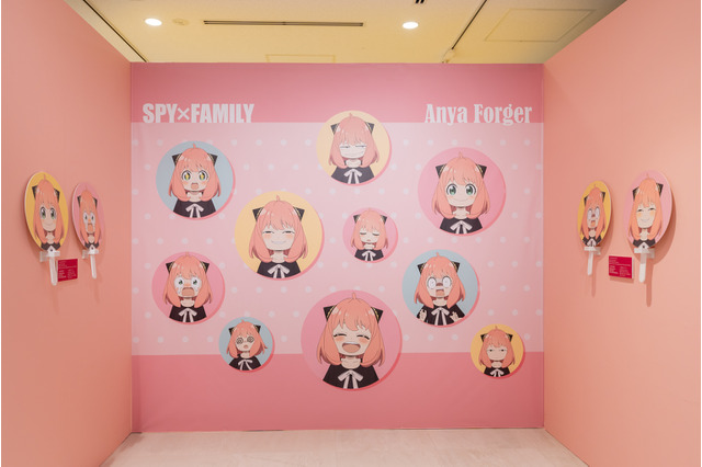 「SPY×FAMILY」“余裕の笑み”アーニャも！“悪い顔”アーニャも！アーニャまみれのコーナーも♪ アニメ東京ステーションで特別企画展開催 画像