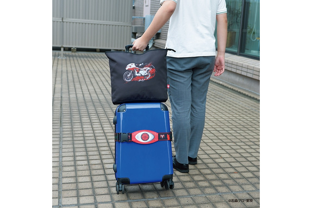 「仮面ライダー」変身ベルトでスーツケースを守れ！イカデビルは洗濯ネットに!? トラベル便利グッズが多数登場 画像