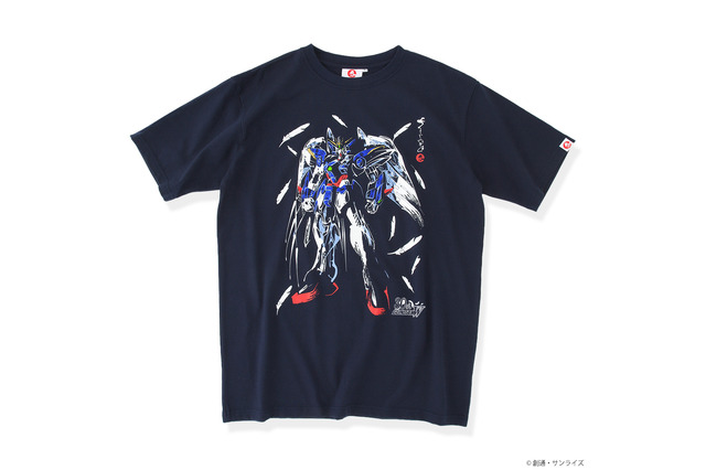 「ガンダムW」ウイングガンダムゼロ＆新機体クロークドカスタムを大胆デザイン！ 筆絵タッチの躍動感溢れるTシャツ登場 画像