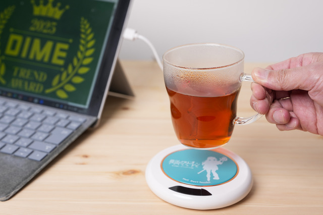 「葬送のフリーレン」まるで魔法♪ ずっとあたたかカップウォーマーが魔法陣、フリーレンデザインで登場！DIME最新号の付録にて 画像